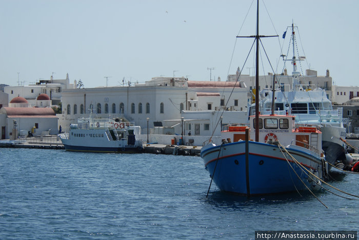 Вот корабли, которые ходят до Делоса, сзади маленькая будочка — это касса Миконос, остров Миконос, Греция
