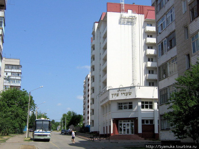 Гостиница Шаарей Цион ( фото из Википедии)
Каждый сентябрь во время празднования Рош-Ха-Шана этот район, заполняется паломниками и обретает яркий ближневосточный колорит. Умань, Украина
