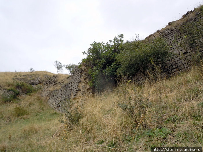 Руины крепости заросли кустарником Шемахы, Азербайджан