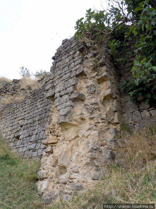 Кусок крепостной стены Шемахы, Азербайджан