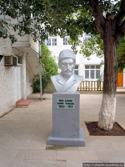 Памятник поэту Сабиру Шемахы, Азербайджан