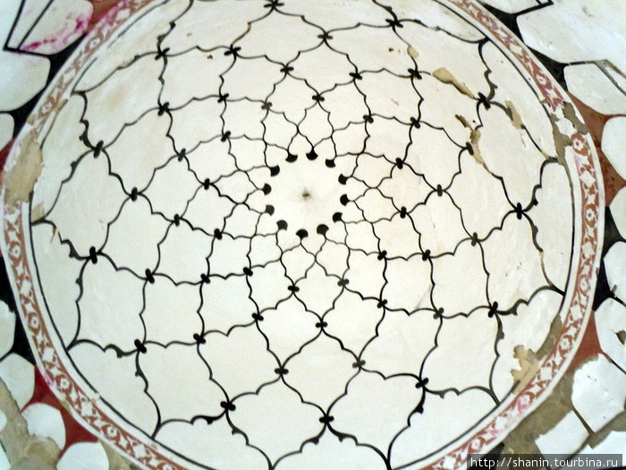 Купол в гроьбнице Баку, Азербайджан