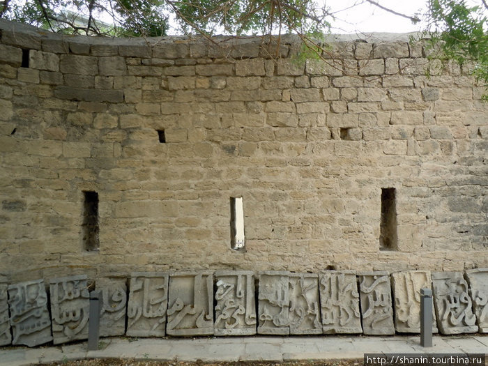 С внутренней части окружающей дворцовый комплекс стены Баку, Азербайджан