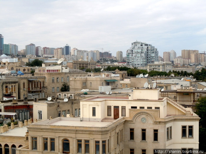 Крыши Сторого города находятся почти на одном уровне с башней Баку, Азербайджан