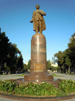 Памятник Векилову. Самед Вургун (настоящее имя Самед Юсуф оглы Векилов) — знаменитый азербайджанский поэт и писатель.
