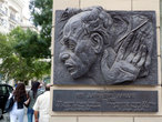 Мемориальная табличка. Лауреат нобелевской премии по физике Лев Давидович Ландау — тоже из Баку.
