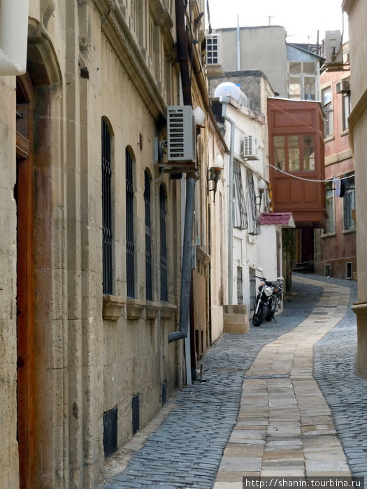 Улочка в Старом городе Баку, Азербайджан