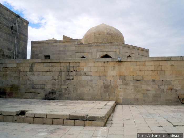 Дворец ширваншахов прячется за высокой стеной Баку, Азербайджан