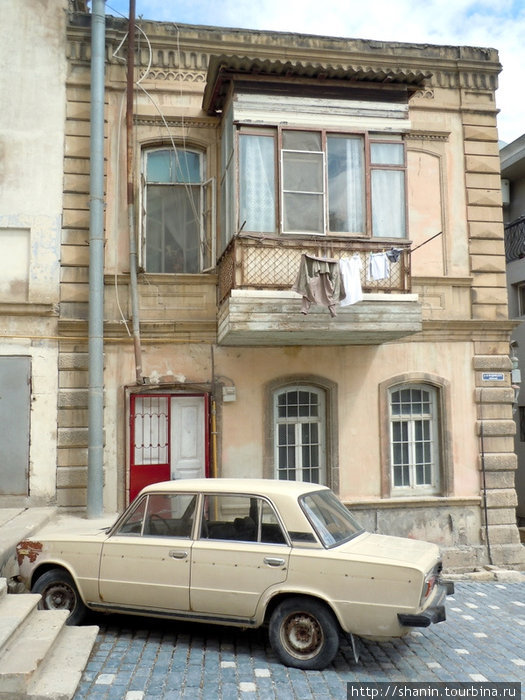 Раритетный авто у раритетного дома Баку, Азербайджан