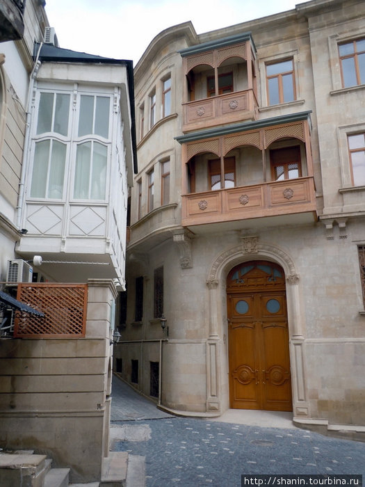 Узкая улочка Баку, Азербайджан