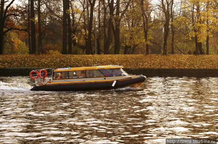 Жёлтый катер прибывает... Санкт-Петербург, Россия