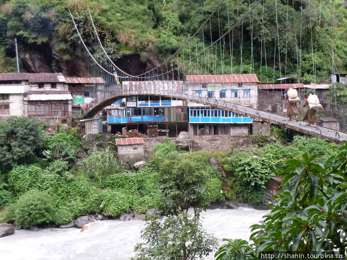 Подвесной мост. Нужно переходить на другую сторону реки, тропа будет дальше идти уже по правому берегу. Бесисахар, Непал