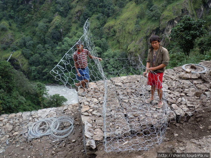 Работа по укреплению склонов не прекращается. Бесисахар, Непал