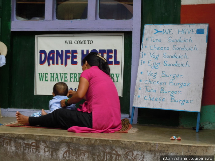 Женщина с ребенком Бесисахар, Непал