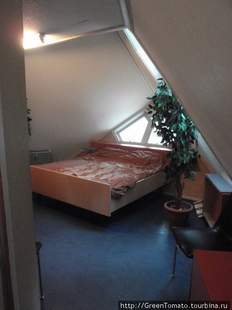 спальня в кубическом доме. Нидерланды