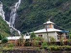 Водопад и буддистский монастырь