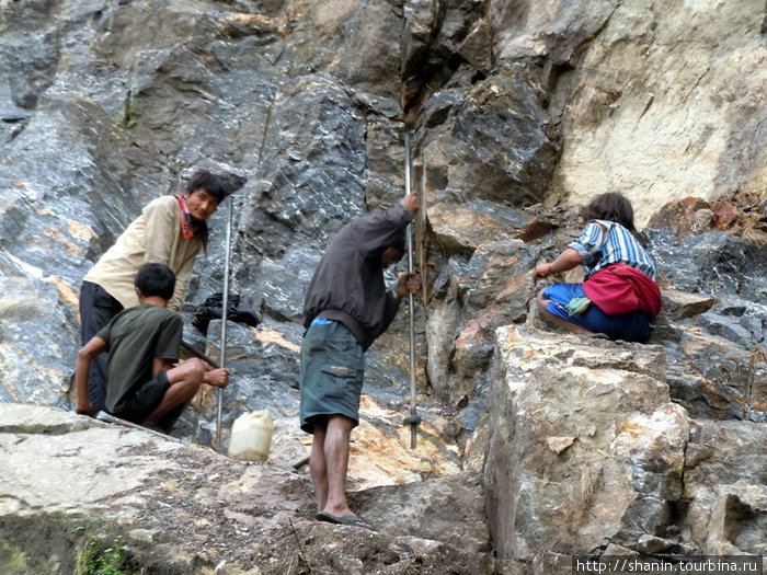 Идет плановый ремонт вырубленной в скале тропы Бесисахар, Непал
