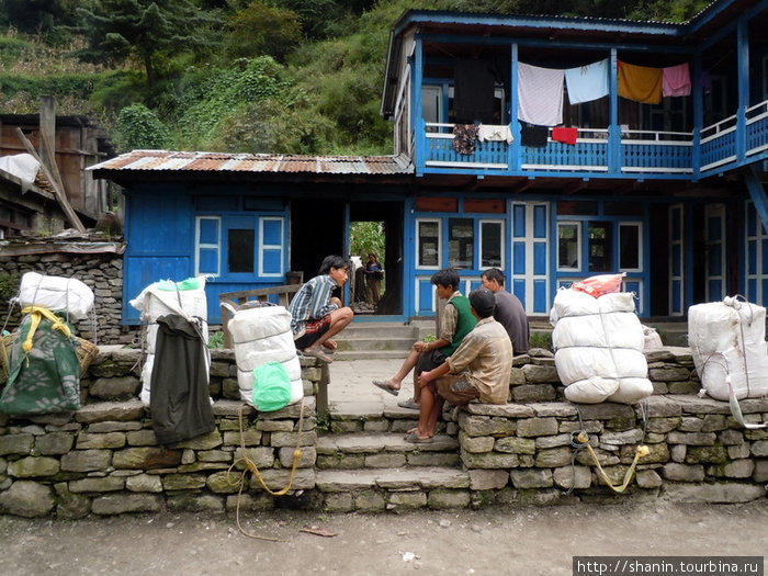Портеры в деревне Дхарапани Бесисахар, Непал