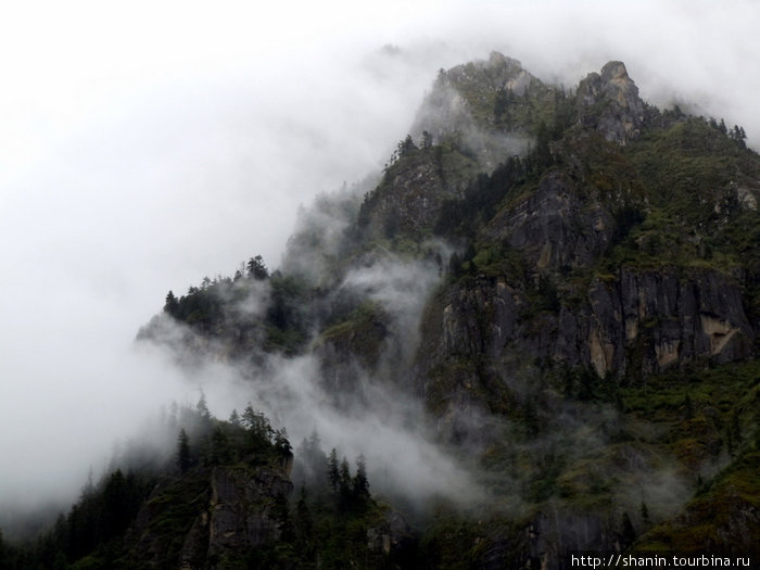 Горы в облаке Зона Гандаки, Непал