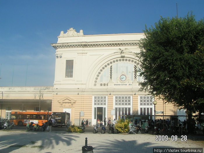 Здание вокзала Ливорно, Италия