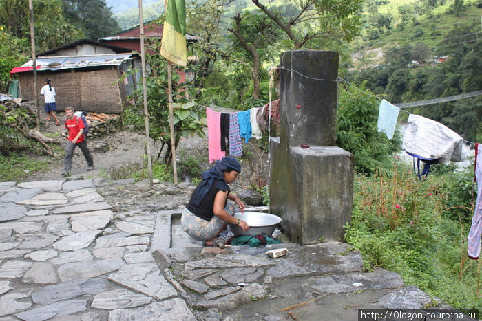 Водопровод- культовое место в деревне, сюда приходит каждый житель деревни каждый день Зона Гандаки, Непал