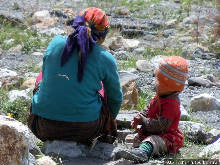 Женщина с ребенком Мананг, Непал