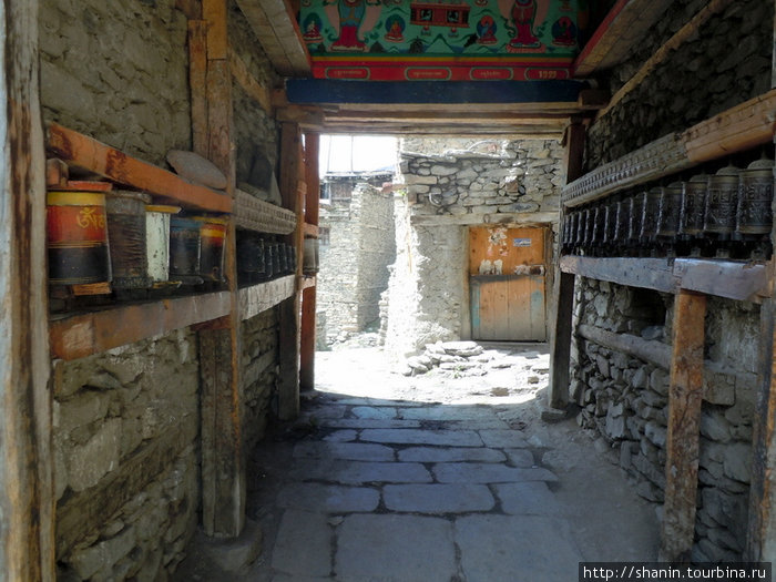 Проход через ворота с молитвенными барабанами Мананг, Непал