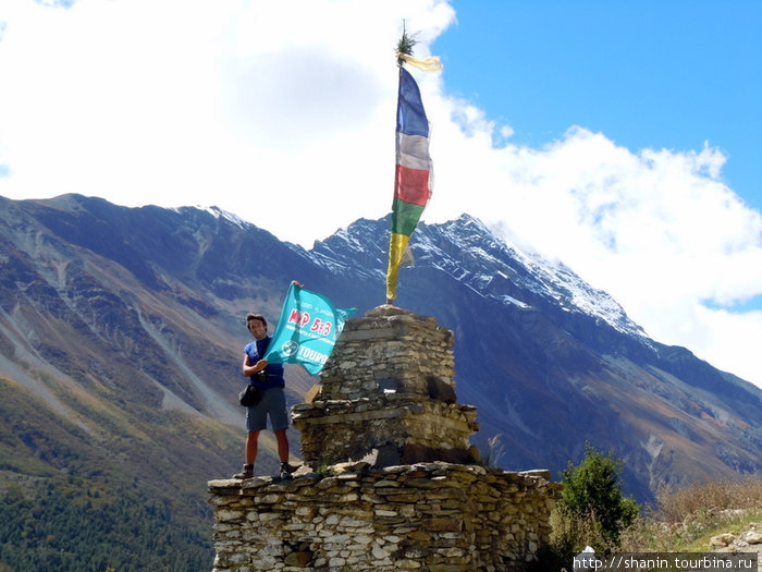Олег Семичев с флагом Мир без виз Национальный парк Аннапурны, Непал