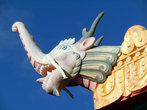 Священный слон на коньке крыши храма
