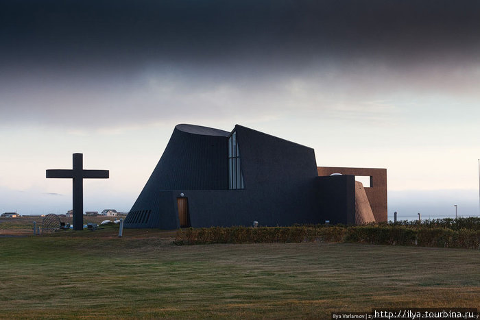 Знаменитая церковь в городе Блёндюоус. Исландия