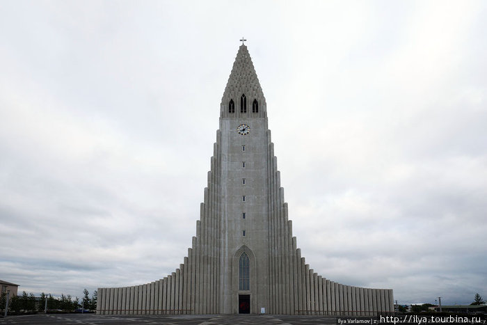 Лютеранский приход в Рейкьявике. Приход является четвёртым по высоте архитектурным сооружением Исландии (74,5 м). Потребовалось невероятно много времени, чтобы построить это дом Бога — 38 лет! Исландия