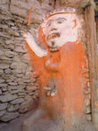Статуя у входа в старый город в Кагбени