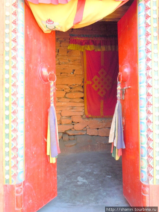 Вход в монастырь Кагбени, Непал