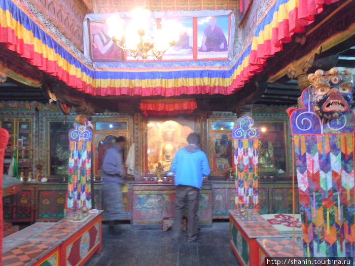 В монастыре Кагбени, Непал