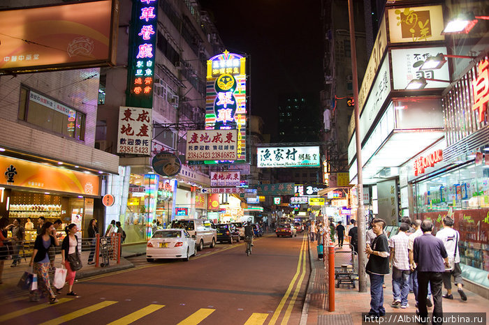 Вечерний Коулун, Nathan Rd — улица шопинга, фасад Коулуна. Сумерки здесь наступают уже в шесть вечера. Гонконг