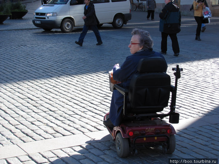 на западе инвалиды ведут активную жизнь. мы встретили немамало людей передвигающихся на таких вот электро-колясках. город полностью приспособлен к их нуждам. Стокгольм, Швеция