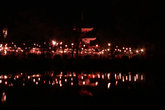 Пагода и пруд храма Дайкакудзи во время праздника любования луной