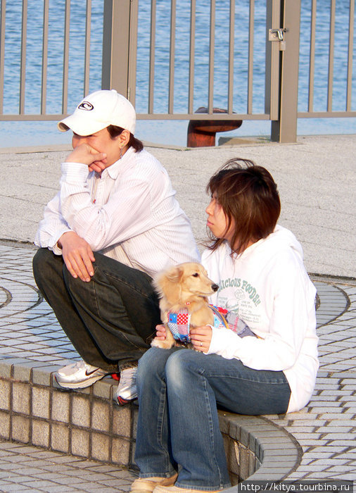 Пара на берегу озера Бивако Киото, Япония