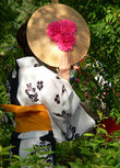 Участница парада Дзидай мацури прячется в кустах