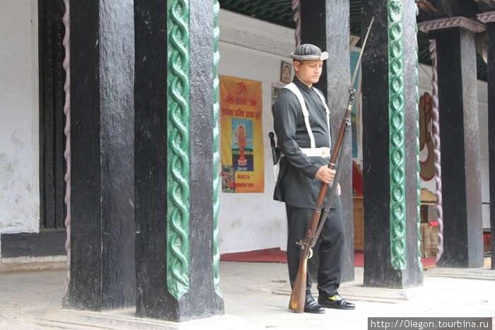 С штык-винтовкой Непал