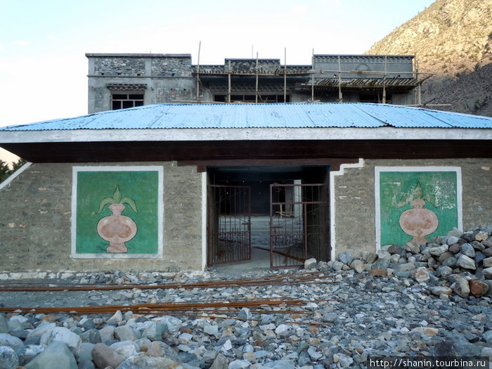 Новый еще недостроенный храм в Джомсоме Джомсом, Непал