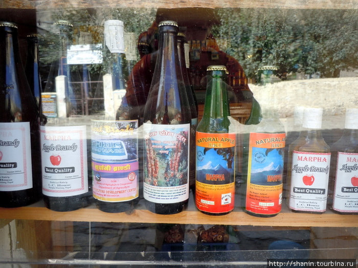 Сок и яблочный бренди в витрине Джомсом, Непал
