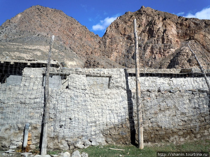 Стена воинской части Джомсом, Непал