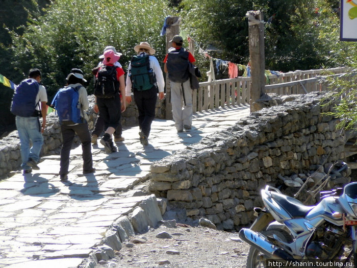 Туристы на мосту Джомсом, Непал