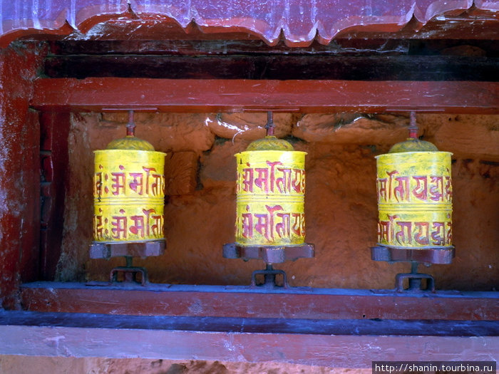 Молитвенные барабаны Джомсом, Непал