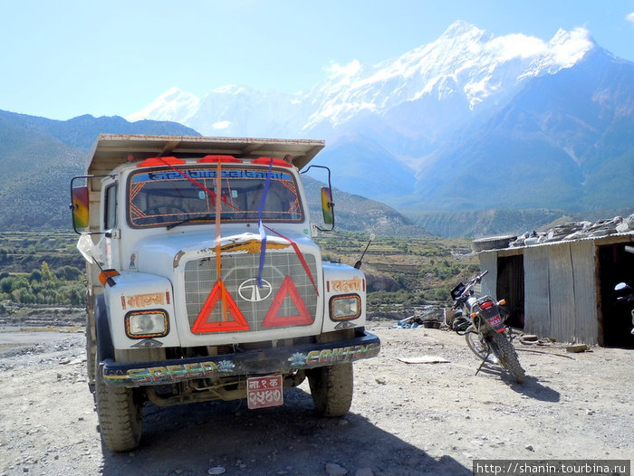 Здесь уже и большегрузные грузовики проходят, а не только караваны мулов Марфа, Непал