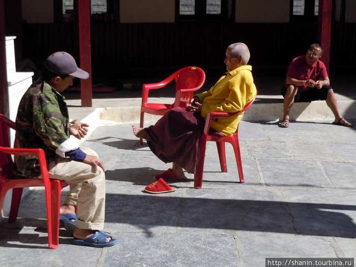 Монахи на отдыхе Марфа, Непал