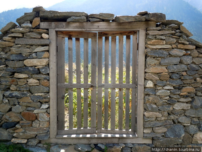 Окно в заборе Тукуче, Непал