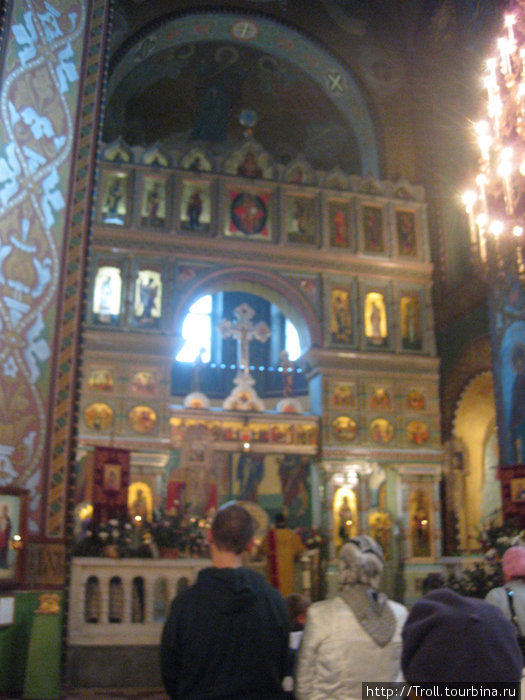 Иконостас в окружении буквально толп верующих Петергоф, Россия