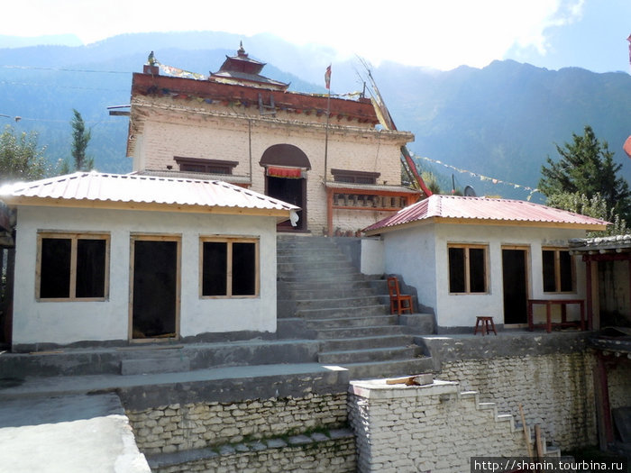 Монастырь у вино-водочного завода Тукуче, Непал